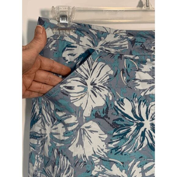 Norm Thompson Floral 20" Inseam Capri Pant - Picture 2 of 8